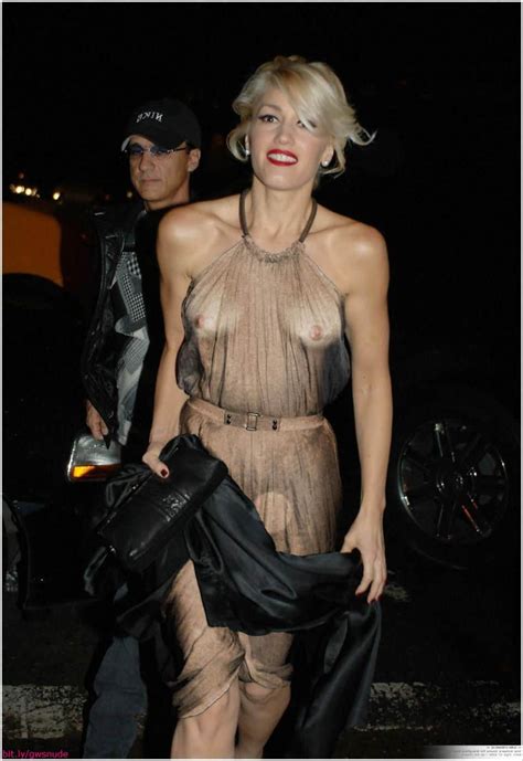 Gwen Stefani Showing Off Her Boobs In A See Nudeshots