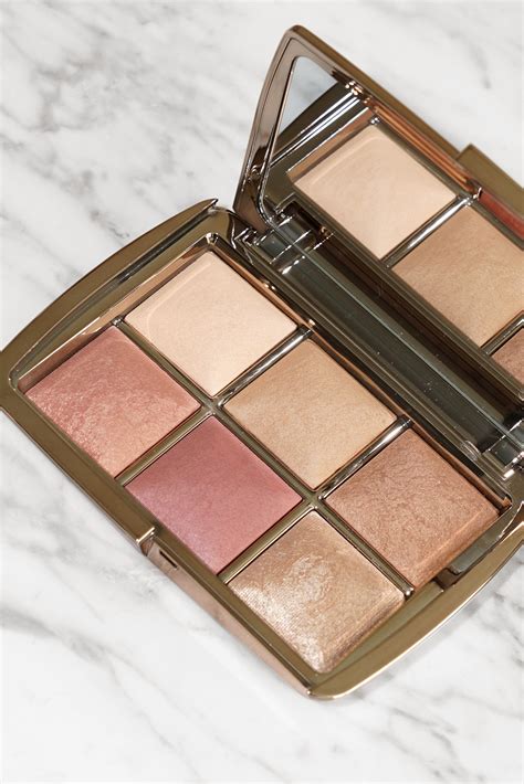 It's essentially a powder contour palette which gives a natural glow. Hourglass Ambient Lighting Edit Palette Unlocked Edition ...