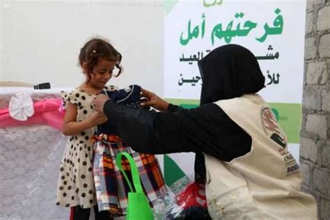 مركز الملك سلمان للإغاثة يواصل توزيع كسوة العيد للأطفال الأيتام والنازحين في مديرية الغيضة