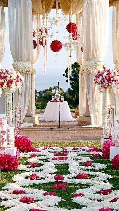 From tulle and candles to wedding arches giant bows for the car, party city now offers an expanded selection of themed wedding decorations. Trending Red, White and Gold Wedding Theme Ideas for 2016 - Blog