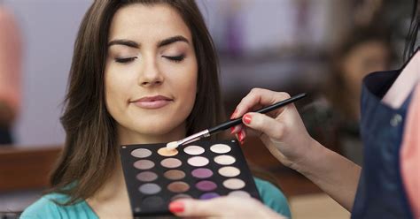 Top 10 Steps To Become A Celebrity Makeup Artist And Start Your