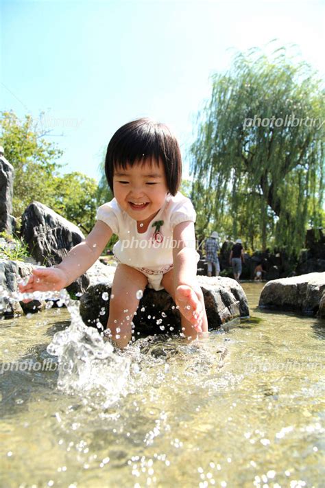 外で水遊びで大はしゃぎしている子供 たらいを持ってずぶ濡れの子供 写真素材 6443862 フォトライブラリー photolibrary