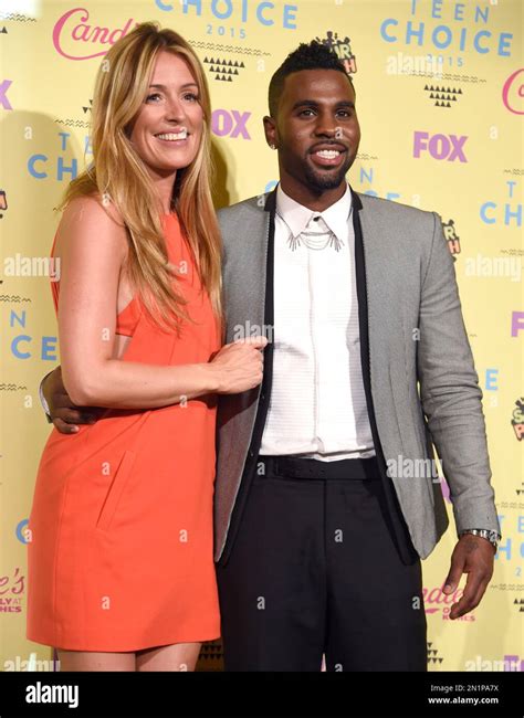 Cat Deeley Left And Jason Derulo Pose In The Press Room At The Teen