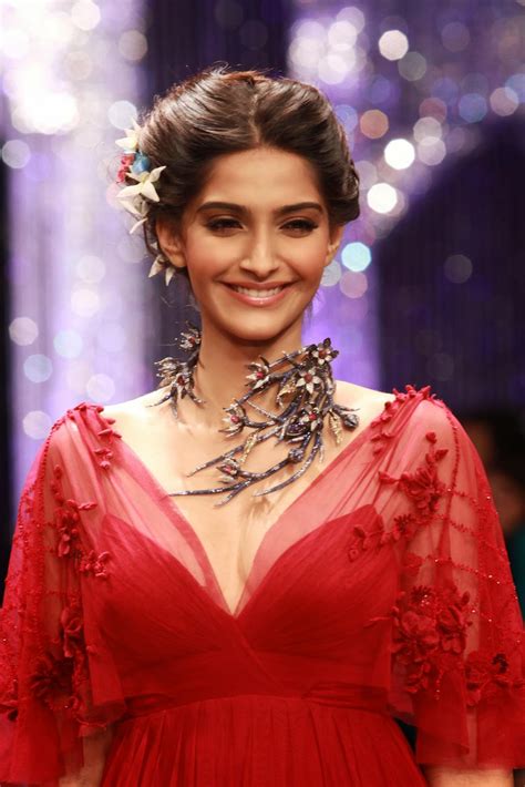 Sonam Kapoor Sexy Show In Red Dress At The Day 5 Of India International Jewelery Week Iijw