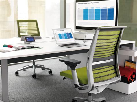 Einige von uns sitzen lieber aufrecht, während andere eine entspanntere, angelehntere haltung bevorzugen. Steelcase - Der Neue Think | Ein Stuhl, der mitdenkt | pro ...