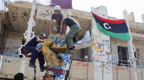 Libyan Rebels Fight Gaddafi Loyalists To Control Tripoli