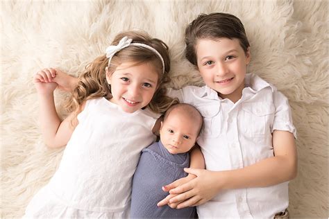 There's nothing like a sibling to shake up the family dynamic. How to Prepare Siblings for Newborn Session