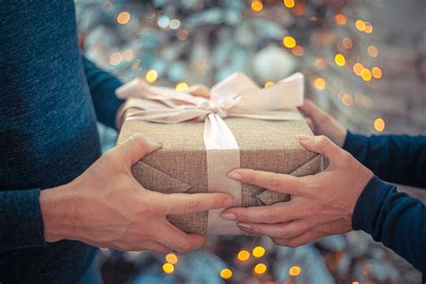 Πώς να διαλέξεις Χριστουγεννιάτικα δώρα για τους δύσκολους Spoudazwgiannenagr