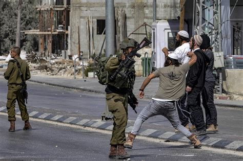 Settlers Stone Palestinian Cars Clash With Idf After Troops Block Them