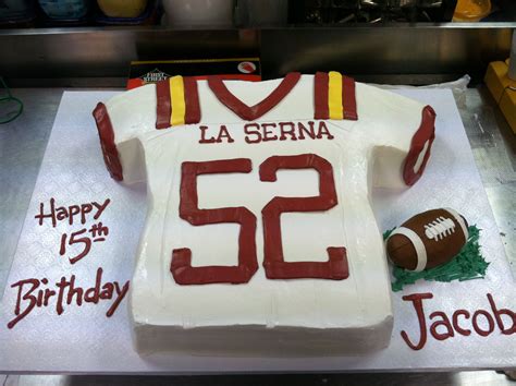 Do you know how to make a football cake without any carving? Football jersey cake #luckytreats #football | Cake decorating techniques, Cake, Cake decorating