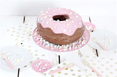 Mit unseren rezepten und tricks klappt's. Ausgefallene Kuchen Rezepte: Donut Torte backen