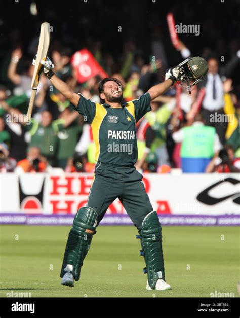 Shahid Afridi High Resolution Stock Photography And Images Alamy
