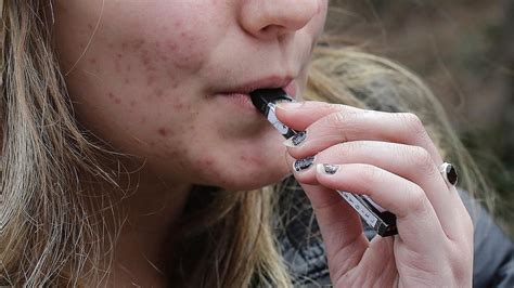 Vaping Linked To 8 Teens Treated For Breathing Issues Chest Pain