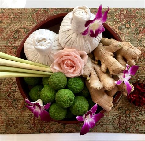 Hot Compress Och Herb For Traditional Thai Massage Fotografering För Bildbyråer Bild Av Thai