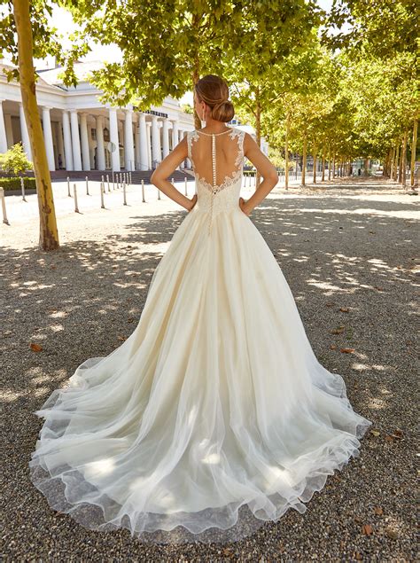Oder du bist auf eine hochzeit eingeladen und suchst nun ein passendes abendkleid? Novabella - Mia Donna