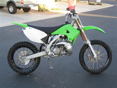 It was introduced in 1983 after revisions to the preceding kdx175. 2005 Kawasaki KDX200 - Moto.ZombDrive.COM
