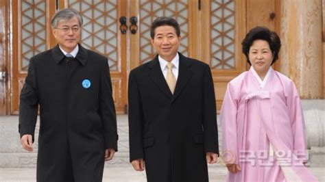 더불어민주당 문재인 전 대표는 노무현 전 대통령의 죽음이 정치적으로 계산된 것이었다는 민주당 손혜원 의원의 말은 대단히 부적절했다고 비판했습니다. 더피플피디아 대통령 돼 돌아간 청와대… 문재인, 참여정부 ...