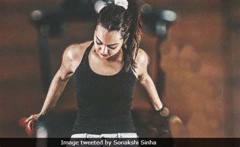 Sonakshi Sinhas Latest Workout Pic Will Inspire You To Hit The Gym Even On Sundays
