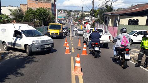 Rua é Interditada Em Manaus Após Rompimento De Tubulação