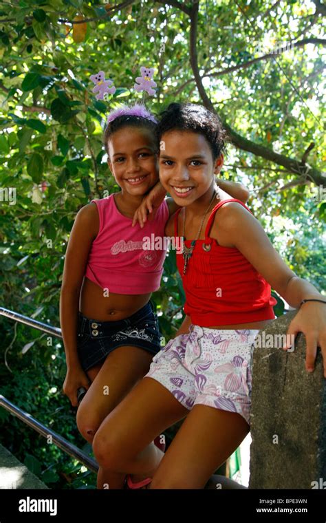 Porträt Von Zwei Mädchen In Der Favela Rocinha Rio De Janeiro Brasilien Stockfotografie Alamy