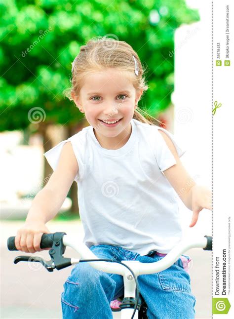 Fille Sur Une Bicyclette En Stationnement Image Stock Image Du