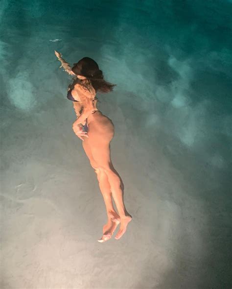 Kourtney Kardashian Showed A Photo From A Night Swim In The Pool 4