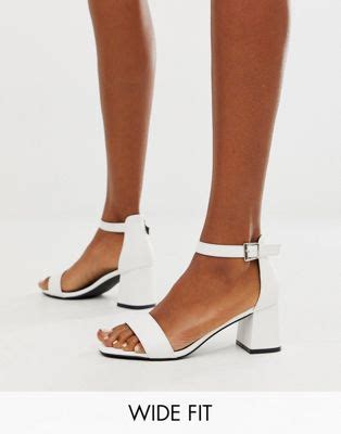 Sandalias de tacón cuadrado en blanco de Glamorous Wide Fit ASOS
