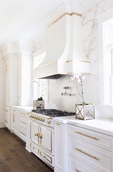 Add A Sparkle To Your Kitchen With These 15 White And Gold Backsplash Ideas