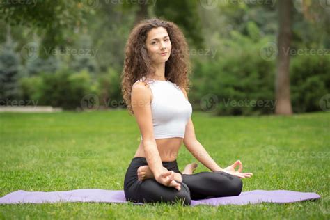linda mujer haciendo yoga meditación en posición de loto 885685 foto de stock en vecteezy
