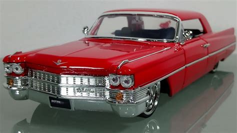 Cadillac Series 62 1963 Rojo Escala 124 Coleccion Jada Toys 47800
