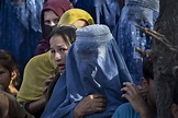 阿富汗女性的绝望：罩袍着装令、歧视离异女性与绝境下的抵抗_凤凰网