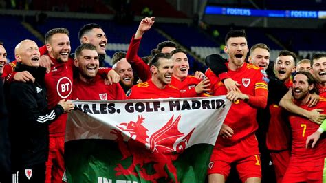 Gareth bale laughed and danced with his wales teammates behind a flag that carried the message: Гарет Бейл потроллил Реал Мадрид флагом Уэльса
