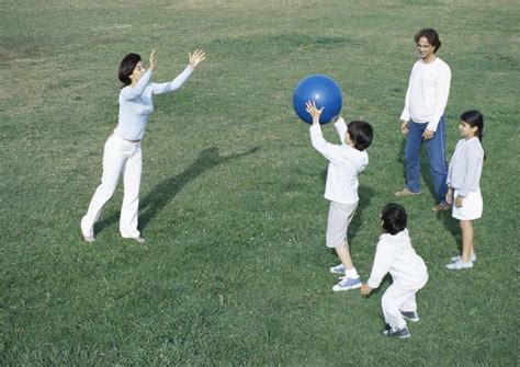 Fun And Classic Ball Games To Play With Your Children In 2021 Ball