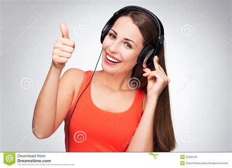 kvinna med hörlurar som visar upp tummar arkivfoto bild av tillfredsställelse härlig 35232476