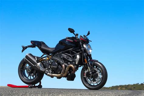 Ducati have just launched a new monster! Ducati Monster 1200 R: impennate, pieghe e traversi in ...