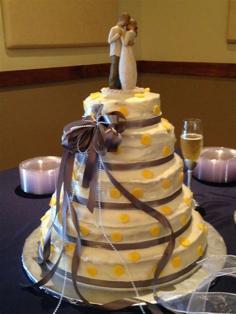This is a delicious and rich wedding cake filling. Wedding cake for a friend. 5 tiers, white velvet cake ...