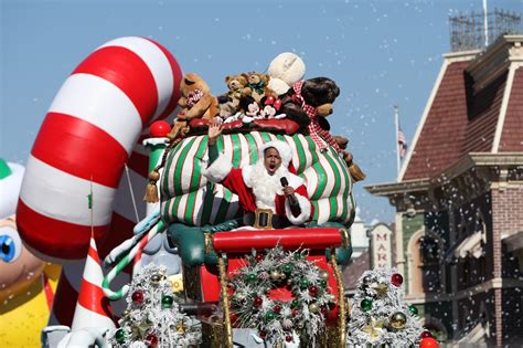 Disneyland Parade Mishap Ejects Santa From Sleigh Video New Country