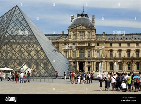 Louvre Museum And Art Gallery Hi Res Stock Photography And Images Alamy