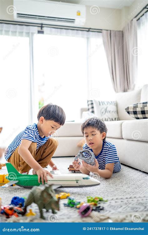 Los Hermanos Juegan Muchos Juguetes Juntos En La Sala De Estar Imagen