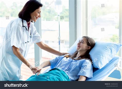 530770 Imagens De Nurse Caring For An Patient Imagens Fotos Stock E