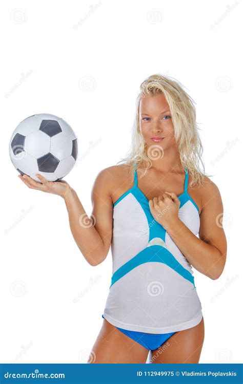 Une Femme Posant Avec Du Ballon De Football Image Stock Image Du Féminité Sain 112949975