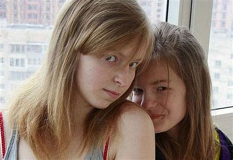 Συγκλονιστικό έγκλημαΣτο εδώλιο η 22χρονη που σκότωσε την 17χρονη αδερφή της Στεφανία με 189