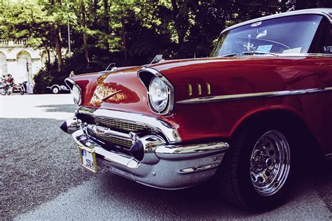 Hola, en está página podrás encontrar: Red and Gray Vintage Car on Gray Concrete Road during ...
