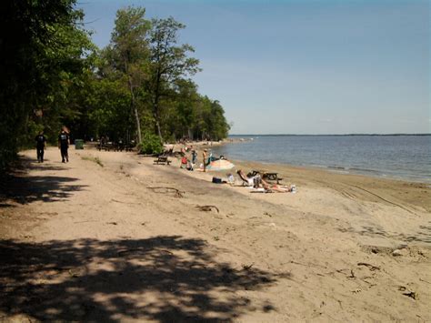 Suite à l'évacuation de la plage, le parc national d'oka a averti la population qu'il n'accepterait que 750 personnes pour la journée du 20 mai, ce qui représente 15 % de la capacité maximale habituelle. La Plage Publique Du Parc National D'Oka. | Photo Prise Au ...