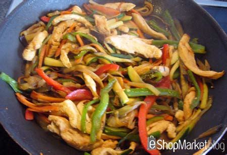 Cómo cocinar con un wok. Wok de pollo con verduras, menú de recetas - e-Shopmarket
