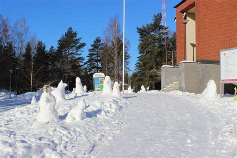 Lahden Radiomäelle nousi lumiukkopuisto - 