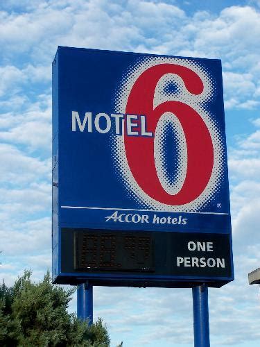 Motel 6 Sign And Logo Motel 6 Got Its Name From The Fact T Flickr