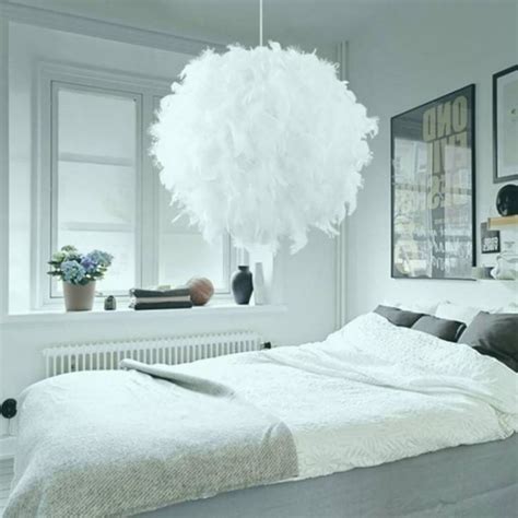 Typisch für den maritimen landhausstil sind weiß lasierte möbel und blau gestrichene wände. geraumiges | Schlafzimmer lampe romantisch, Schlafzimmer ...