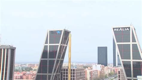 El Logo De Caixabank Ya Luce En La Torre Kio De Madrid El Diario Vasco