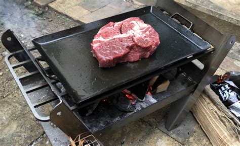 鉄板を使ってキャンプ飯定番のステーキを美味しく焼くコツとは いくつになっても外遊び